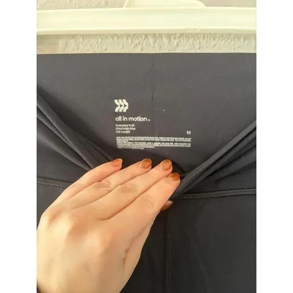 All in Motion Everyday Soft Ultra High Rise 7/8 Leggings Black size M. EUC - Picture 3 of 3